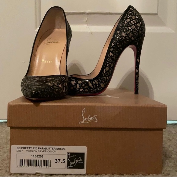 Meet Debbie, your Posher, and her closet favorites! - Picture 7 of 17